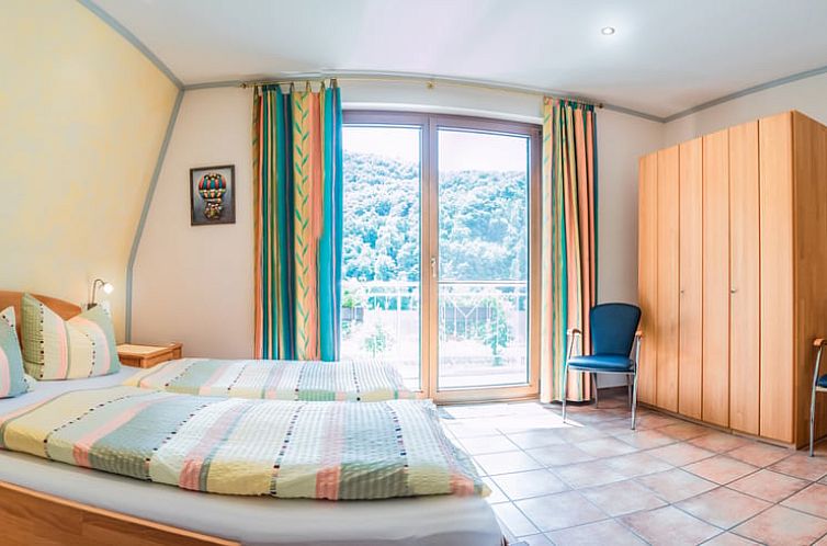 Vakantiehuis in Minheim, Eifel: Comfortabele slaapkamer met panoramisch uitzicht op de Moezel in Duitsland.