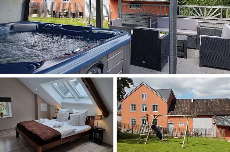 Geniet van luxe in de buitenruimte van Vakantiehuis in Plutscheid, Eifel, Moezel, Hunsruck met een uitnodigende jacuzzi.