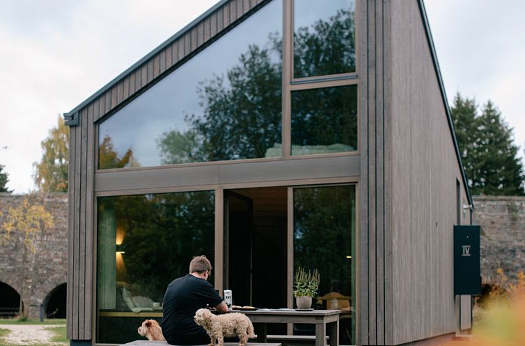 Geniet van de rust bij vakantiehuis NW083 in Schleiden, Eifel, met prachtig uitzicht en een uitnodigend terras.