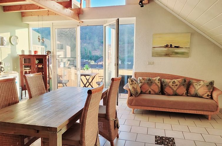 Lichte binnenruimte van Vakantiehuis in Bad Neuenahr-Ahrweiler, Eifel, met een uitnodigende zithoek en prachtig uitzicht.