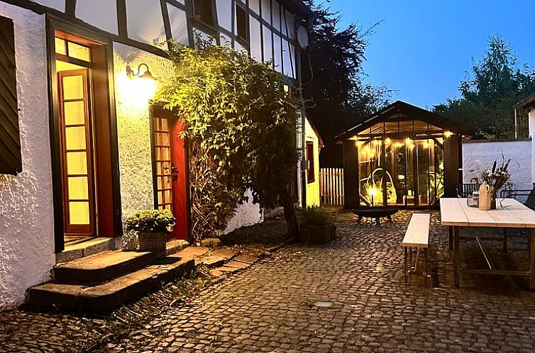 Ontdek de charme van Vakantiehuis in Hellenthal met zijn gezellige buitenverlichting in de Eifel, Duitsland.