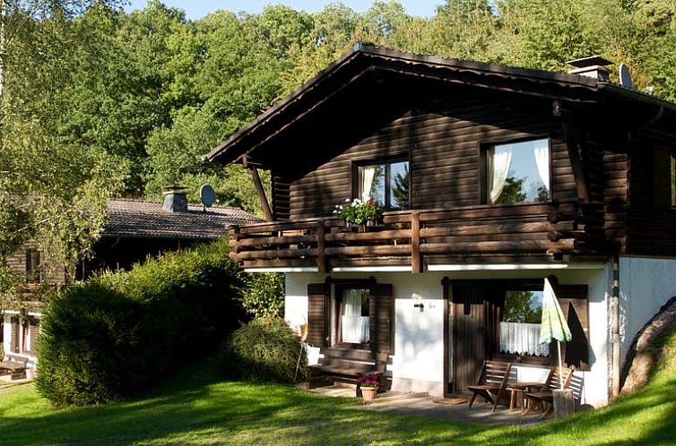 Gemuetliches Ferienhaus in Schoenecken, Eifel, Deutschland, mit schoener Aussicht auf die umliegende Natur.