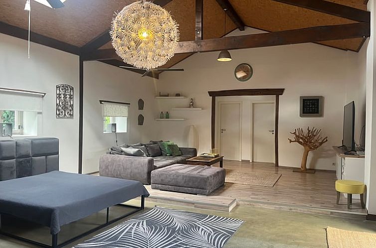 Gemuetlicher Innenbereich des Ferienhauses in Moenchengladbach, Deutschland, mit stilvollen Moebeln und einer einladenden Atmosphaere.