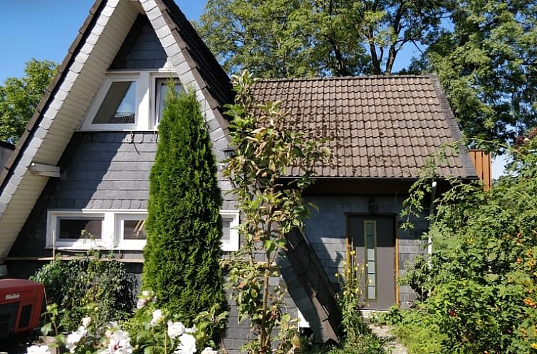 Vakantiehuis in Marienheide, Noordrijn-Westfalen, omgeven door weelderige tuinen en serene natuur, perfect voor ontspanning.