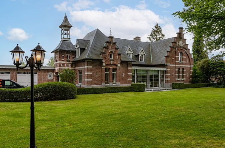 Villa Gentbos in Merelbeke, een charmant vakantiehuis in Oost-Vlaanderen met klassieke architectuur en groene omgeving.