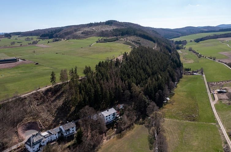 Blick auf die gruene Umgebung von Cottage in Medebach, Ferienhaus in Nordrhein-Westfalen, Deutschland.