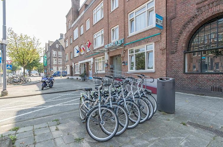 Hotel Port Rotterdam offers bicycles for guests, ideal for exploring South Holland.