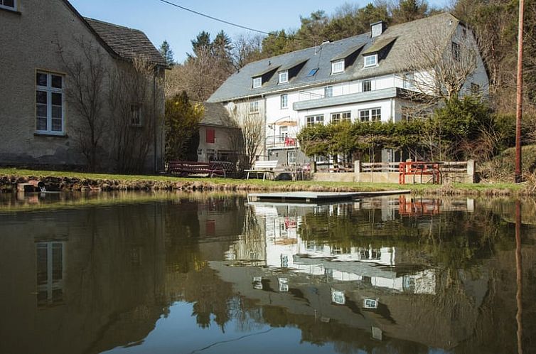 Ruhiges Ferienhaus in Arbach mit Teichblick, umgeben von Natur in Rheinland-Pfalz, Deutschland.