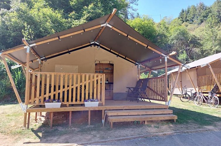 Erleben Sie Komfort im Safarizelt mit sanitaeren Anlagen in Utscheid, Rheinland-Pfalz. Perfekt fuer einen erholsamen Aufenthalt in gruener Umgebung.