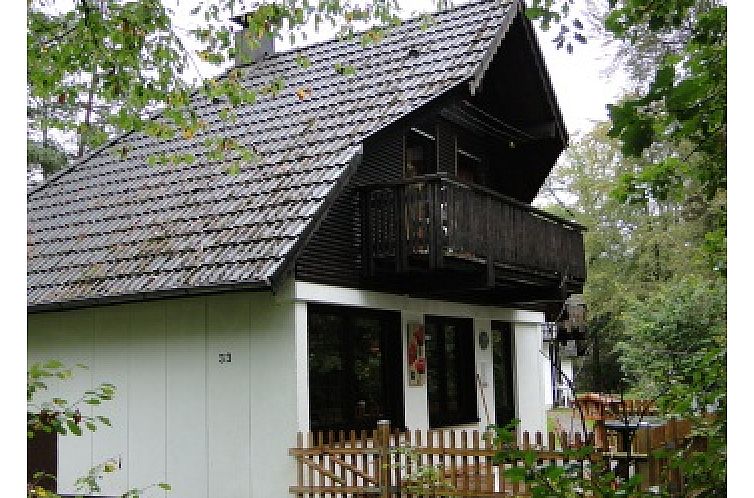 Gezellig vakantiehuis Am Sternberg Frankenau, gelegen in de bossen van Sauerland, Duitsland, met uitnodigend balkon.