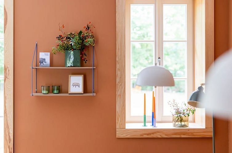 Stilvolles Interieur des Ferienhauses in Meschede, Sauerland, Deutschland mit farbenfrohen Dekorationen und Licht.