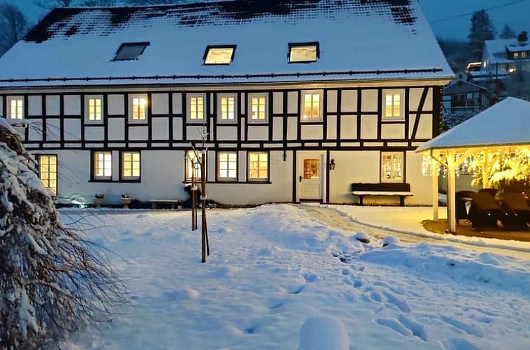 Vakantiehuisje in Schmallenberg, Sauerland, biedt een betoverend winterlandschap en warme ambiance in Duitsland.