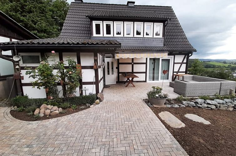 Vakantiehuis Huisje in Schmallenberg - Fleckenberg met traditionele architectuur, omgeven door de natuur van Sauerland, Winterberg.