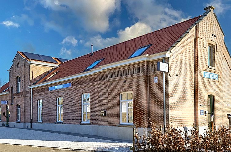 Gare 55 vakantiehuis in Ertvelde, Oost-Vlaanderen, prachtig exterieur met historische charme.