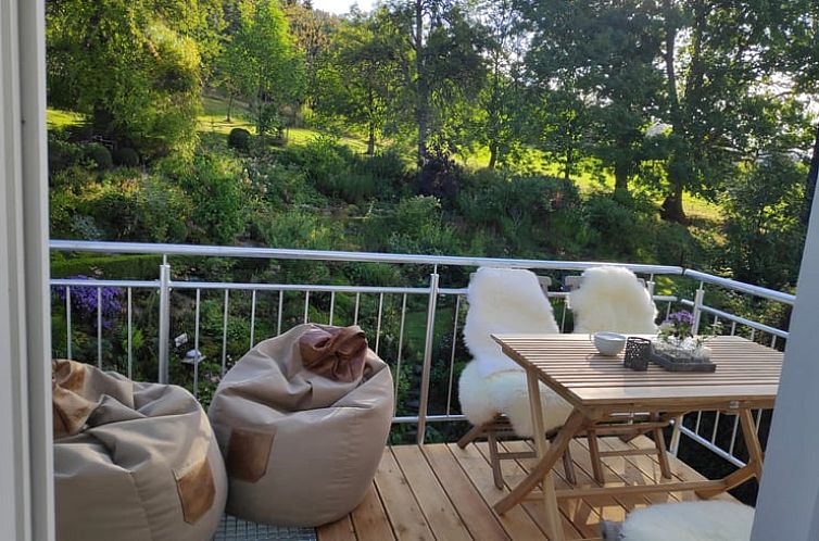 Ontspan op het terras van Huisje in Kirchhundem met uitzicht op de groene natuur in Sauerland, Winterberg.