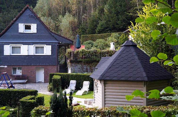 Gezellig vakantiehuis in Eslohe, omgeven door natuur en tuinen in Sauerland, nabij Winterberg, Duitsland.