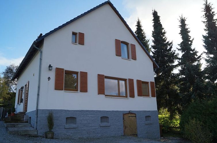 Geniet van rust in het Vakantiehuisje in Sudeck, een sfeervol verblijf in Sauerland, Winterberg, Duitsland, met een bosrijke omgeving.