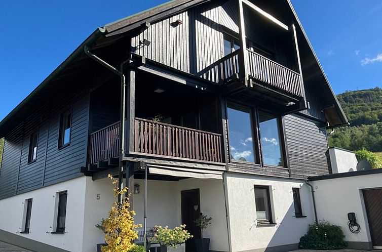 Rustiek Vakantiehuisje in Olsberg, gelegen in het schilderachtige Sauerland, Duitsland, met een uitnodigend balkon en houten afwerking.