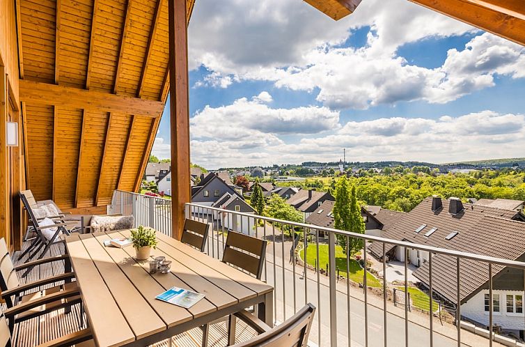 Ontspan op het balkon van Appartement 6-8 met uitzicht over Winterberg, Sauerland, Duitsland.