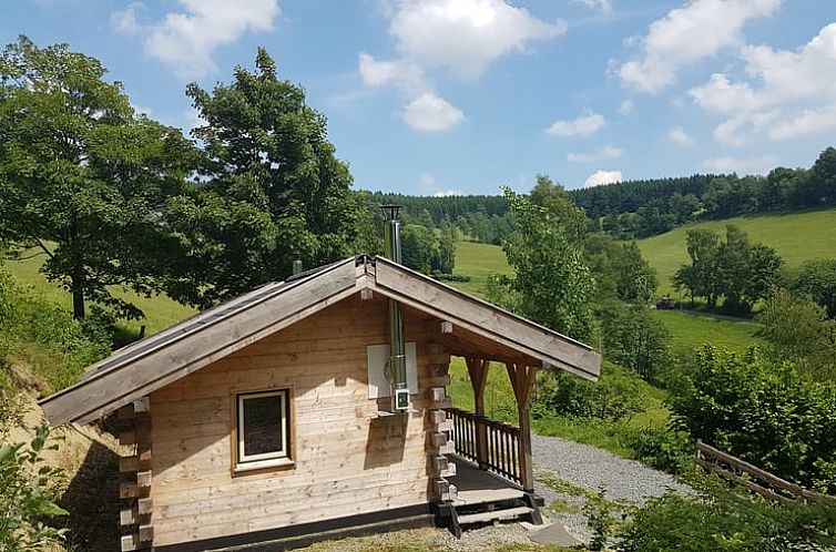 Rustiek vakantiehuisje in Winterberg met uitzicht op de groene natuur van Sauerland, Duitsland.