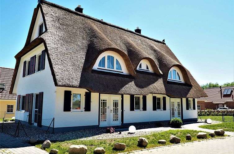 Unterkunft 03010209 - Ferienhaus Ostsee - Vakantiehuis Traumhafte Reetdach-Doppelhaushälfte mit Garte