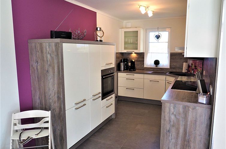 Vakantiehuis Traumhafte Reetdach-Doppelhaushälfte mit Garte