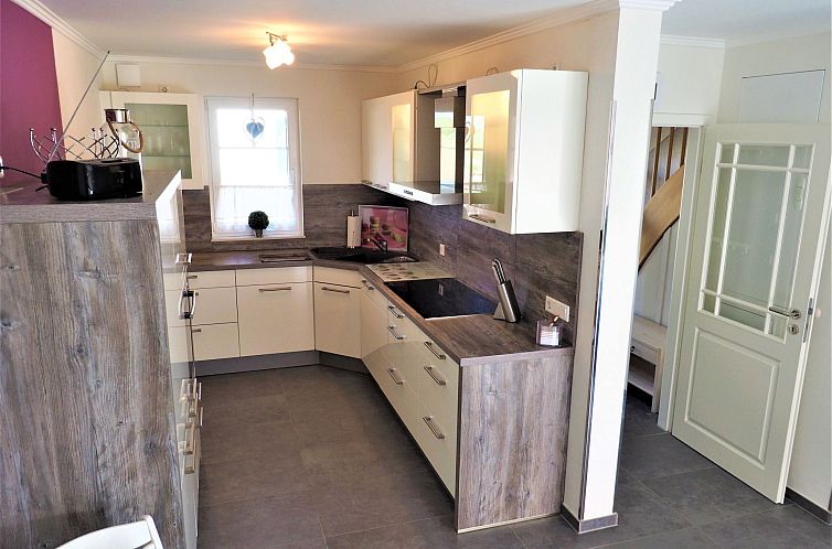 Vakantiehuis Traumhafte Reetdach-Doppelhaushälfte mit Garte