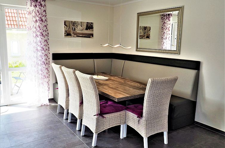 Vakantiehuis Traumhafte Reetdach-Doppelhaushälfte mit Garte