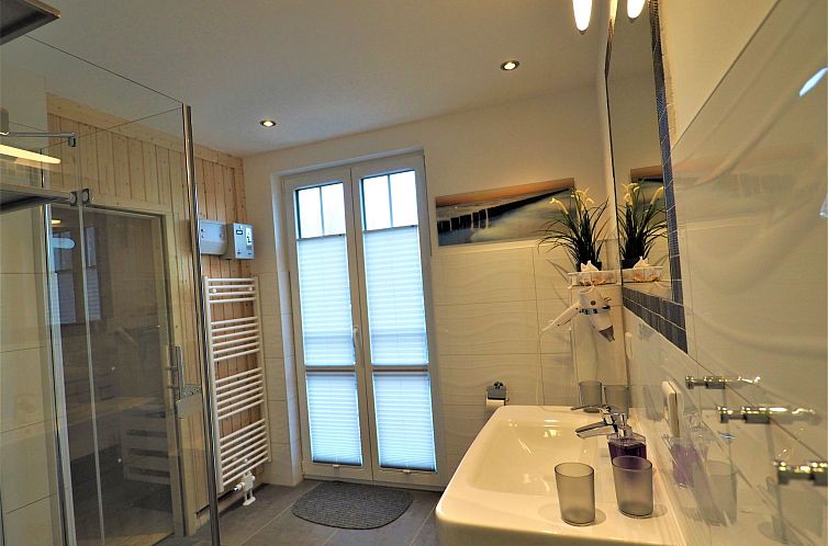 Vakantiehuis Traumhafte Reetdach-Doppelhaushälfte mit Garte