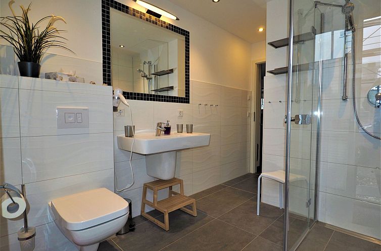 Vakantiehuis Traumhafte Reetdach-Doppelhaushälfte mit Garte