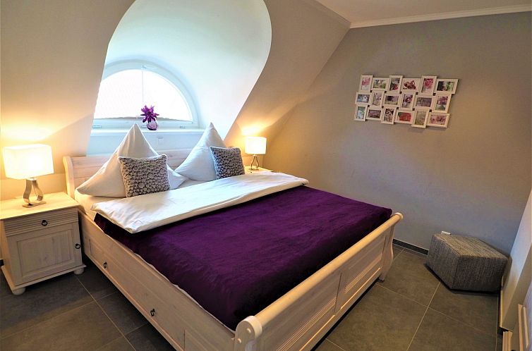 Vakantiehuis Traumhafte Reetdach-Doppelhaushälfte mit Garte