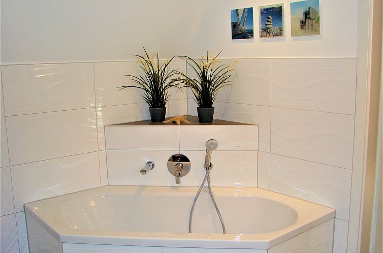 Vakantiehuis Traumhafte Reetdach-Doppelhaushälfte mit Garte