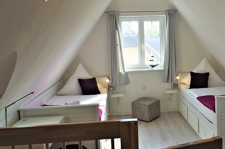 Vakantiehuis Traumhafte Reetdach-Doppelhaushälfte mit Garte