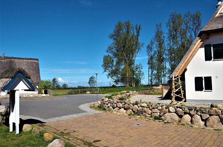 Vakantiehuis Traumhafte Reetdach-Doppelhaushälfte mit Garte
