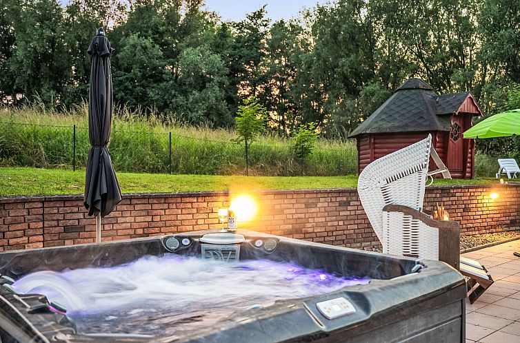 Vakantiehuis Geräumige Ferienvilla Jenny am Strand mit Pool