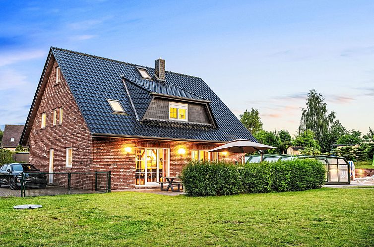 Vakantiehuis Geräumige Ferienvilla Jenny am Strand mit Pool