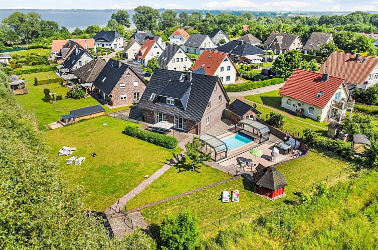 Vakantiehuis Geräumige Ferienvilla Jenny am Strand mit Pool