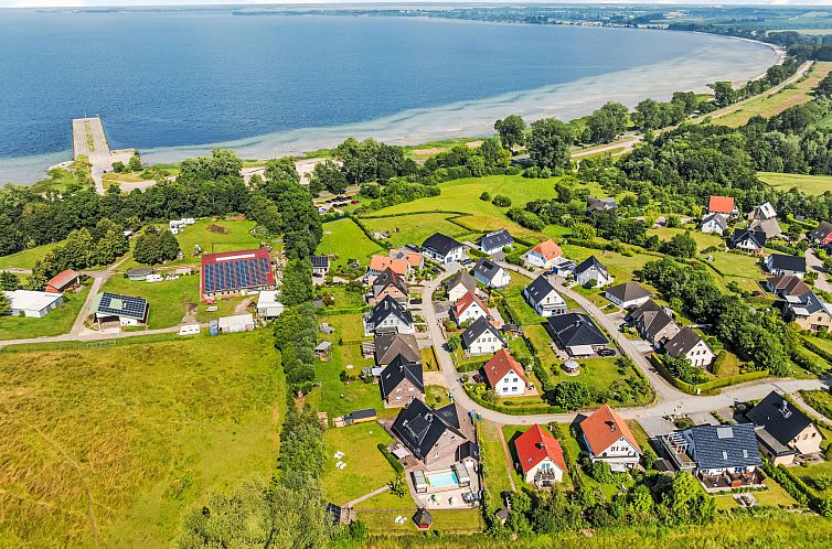 Vakantiehuis Geräumige Ferienvilla Jenny am Strand mit Pool