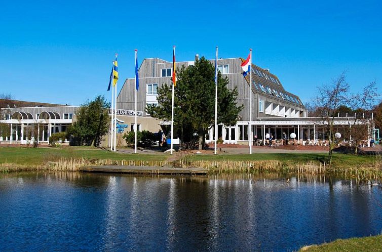 Fletcher Resort-Hotel Amelander Kaap in Hollum, Ameland with beautiful views of the pond and surrounding nature.