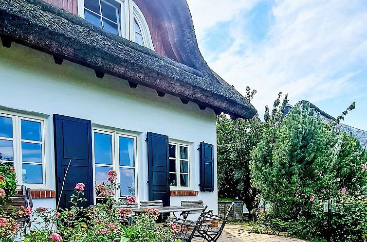 Unterkunft 03042666 - Ferienhaus Ostsee - Vakantiehuis TRADITIONELLES REETDACHHAUS MIT SAUNA, KAMINOFE