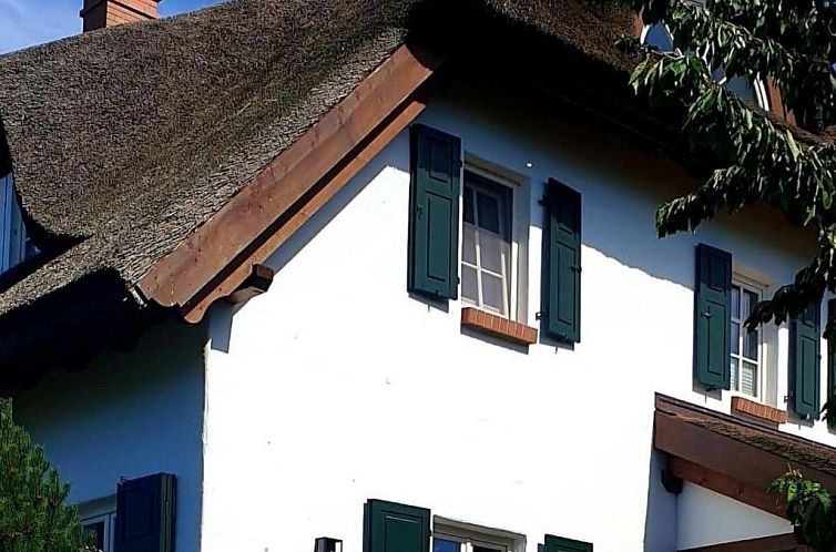 Vakantiehuis TRADITIONELLES REETDACHHAUS MIT SAUNA, KAMINOFE