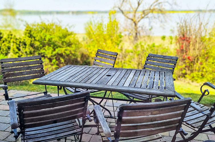 Vakantiehuis TRADITIONELLES REETDACHHAUS MIT SAUNA, KAMINOFE