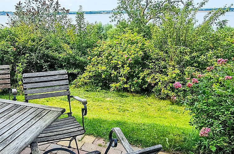 Vakantiehuis TRADITIONELLES REETDACHHAUS MIT SAUNA, KAMINOFE
