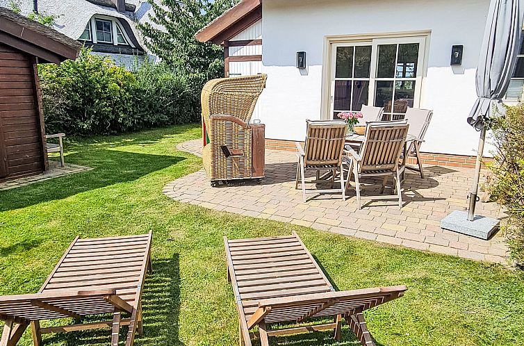 Vakantiehuis TRADITIONELLES REETDACHHAUS MIT SAUNA, KAMINOFE
