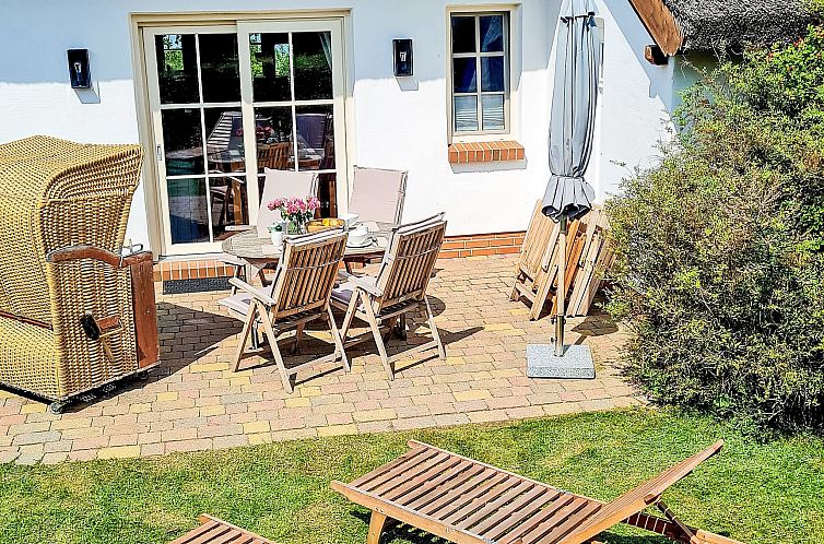 Vakantiehuis TRADITIONELLES REETDACHHAUS MIT SAUNA, KAMINOFE