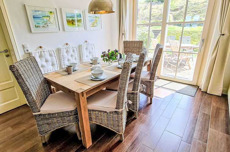 Vakantiehuis TRADITIONELLES REETDACHHAUS MIT SAUNA, KAMINOFE