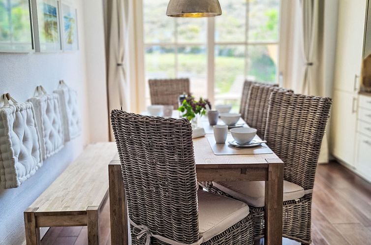 Vakantiehuis TRADITIONELLES REETDACHHAUS MIT SAUNA, KAMINOFE