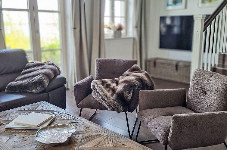 Vakantiehuis TRADITIONELLES REETDACHHAUS MIT SAUNA, KAMINOFE