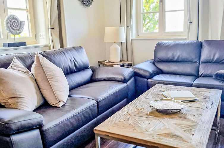 Vakantiehuis TRADITIONELLES REETDACHHAUS MIT SAUNA, KAMINOFE