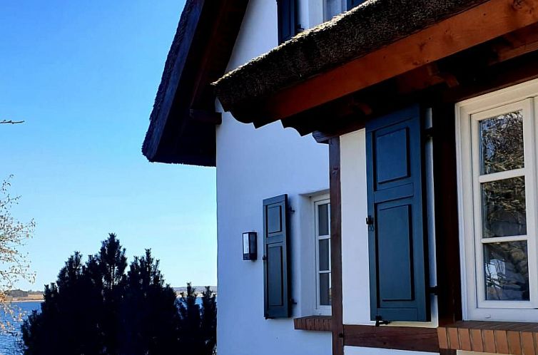 Vakantiehuis TRADITIONELLES REETDACHHAUS MIT SAUNA, KAMINOFE